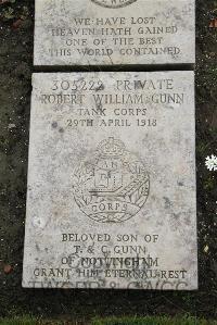 Boulogne Eastern Cemetery - Gunn, Robert William