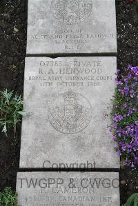 Boulogne Eastern Cemetery - Henwood, R A