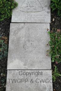 Boulogne Eastern Cemetery - Holmes, Herbert Walter