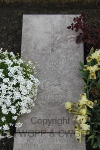 Boulogne Eastern Cemetery - Holt, R