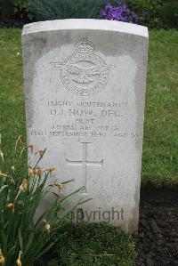 Boulogne Eastern Cemetery - How, Douglas James