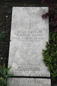 Boulogne Eastern Cemetery - Howe, Ronald