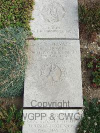 Boulogne Eastern Cemetery - Howes, E L