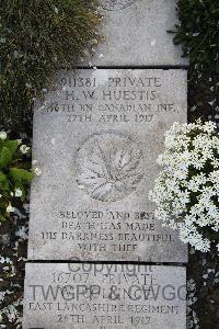 Boulogne Eastern Cemetery - Huestis, Harold Waldo