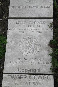 Boulogne Eastern Cemetery - Hulme, A E