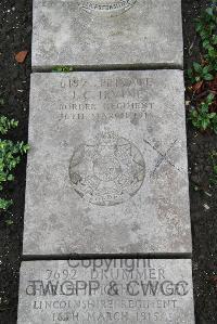 Boulogne Eastern Cemetery - Irvine, J C