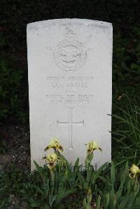 Boulogne Eastern Cemetery - James, Dennis Stephen