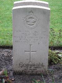 Berlin 1939-1945 War Cemetery - Dew, Thomas George William