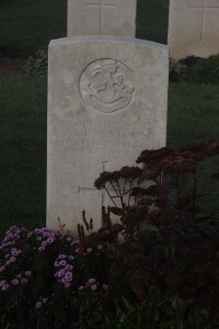 Aubigny Communal Cemetery Extension - Denton, L E