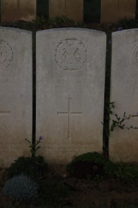 Aubigny Communal Cemetery Extension - Everett, John William