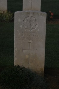 Aubigny Communal Cemetery Extension - Holder, H C