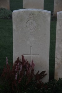 Aubigny Communal Cemetery Extension - Palmer, L A