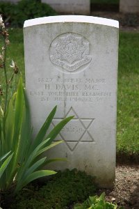 Gordon Dump Cemetery Ovillers-La Boisselle - Davis, H