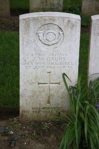 Gordon Dump Cemetery Ovillers-La Boisselle - Gaunt, J W