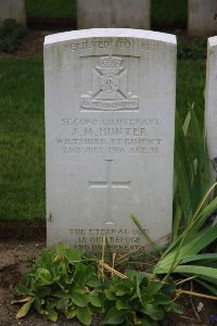 Gordon Dump Cemetery Ovillers-La Boisselle - Hunter, J M