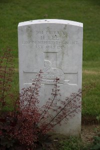 Gordon Dump Cemetery Ovillers-La Boisselle - Lee, H