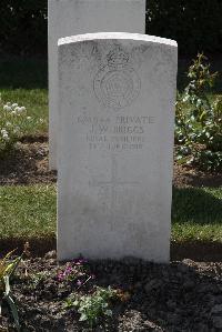 Calais Southern Cemetery - Briggs, John William