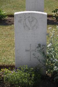 Calais Southern Cemetery - Cooke, G W