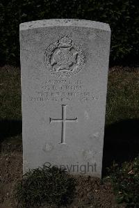 Calais Southern Cemetery - Cross, Gilbert David