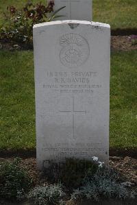 Calais Southern Cemetery - Davies, R R