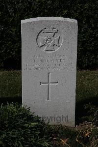 Calais Southern Cemetery - Hinchliffe, Tom