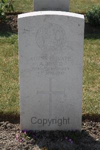 Calais Southern Cemetery - Howe, A