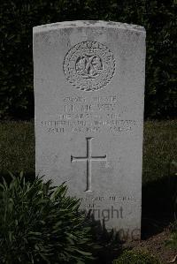 Calais Southern Cemetery - McVey, Thomas Leonard