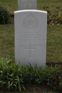 Calais Southern Cemetery - Newton, Thomas William