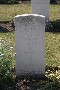 Calais Southern Cemetery - Smith, R