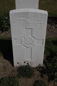 Calais Southern Cemetery - Vivian, Gilbert