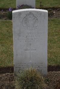 Calais Southern Cemetery - Wallace, R H