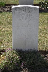 Calais Southern Cemetery - Youngs, A A