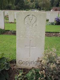 Carnoy Military Cemetery - Carty, L