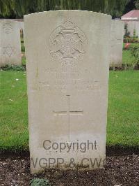 Carnoy Military Cemetery - Hull, T