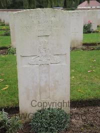 Carnoy Military Cemetery - Lowe, L