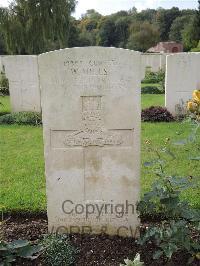 Carnoy Military Cemetery - Mills, William