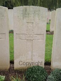 Carnoy Military Cemetery - Shingles, T