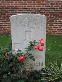 Carnoy Military Cemetery - Trayers, P