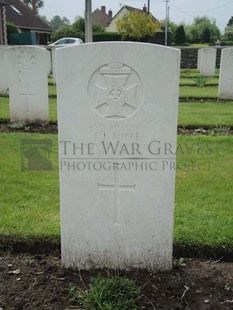 BROWN'S ROAD MILITARY CEMETERY, FESTUBERT - BOYCE, F J