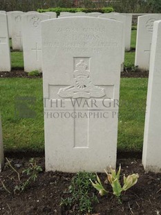 BROWN'S ROAD MILITARY CEMETERY, FESTUBERT - CROSS, A T