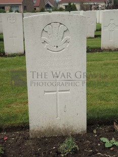 BROWN'S ROAD MILITARY CEMETERY, FESTUBERT - DAVIES, G E