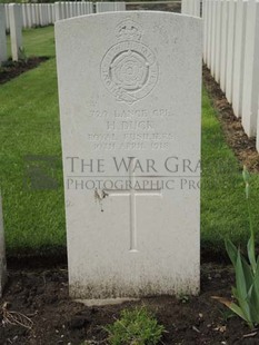 BROWN'S ROAD MILITARY CEMETERY, FESTUBERT - DUCK, H