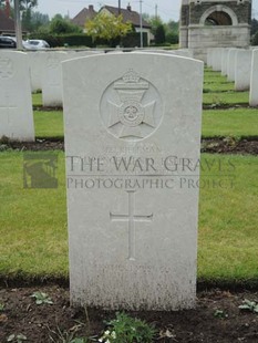 BROWN'S ROAD MILITARY CEMETERY, FESTUBERT - FISHER, LAURENCE HENRY