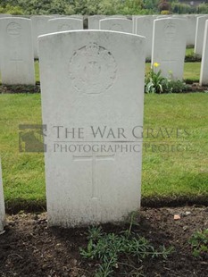 BROWN'S ROAD MILITARY CEMETERY, FESTUBERT - GREEN, J