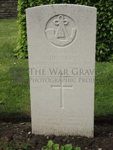 BROWN'S ROAD MILITARY CEMETERY, FESTUBERT - HENFREY, ALFRED