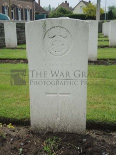 BROWN'S ROAD MILITARY CEMETERY, FESTUBERT - HUGHES, IVOR