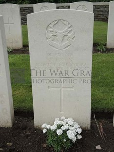 BROWN'S ROAD MILITARY CEMETERY, FESTUBERT - LAING, ANDREW