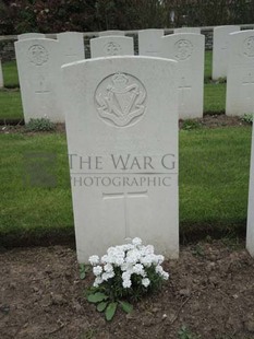 BROWN'S ROAD MILITARY CEMETERY, FESTUBERT - LYNCH, T