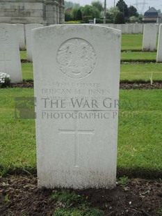 BROWN'S ROAD MILITARY CEMETERY, FESTUBERT - McINNES, DUNCAN