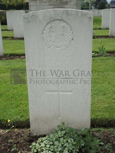 BROWN'S ROAD MILITARY CEMETERY, FESTUBERT - McKINNON, J